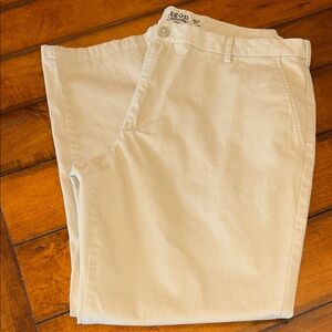 Izod Men's Light Cream Chinos